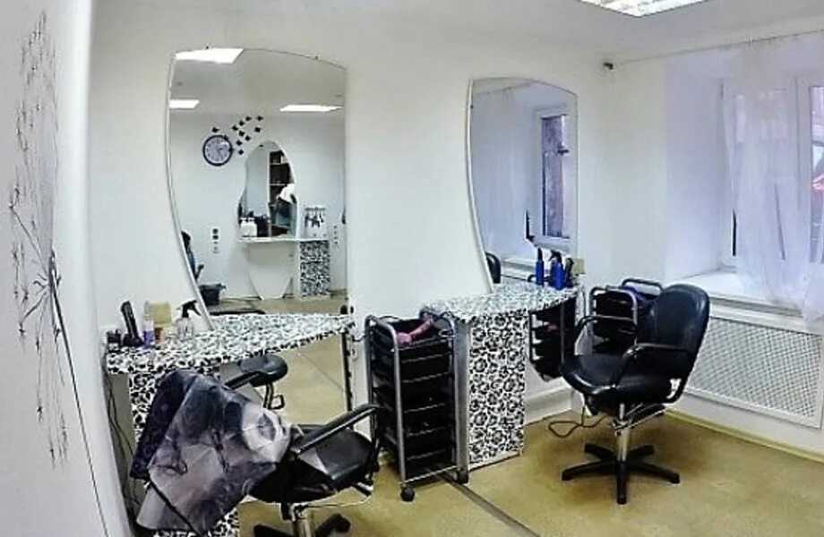 Место парикмахера. Bajaj qute в россии. Самый дешевый салон. Салон красоты эконом класса. Салон красоты обычный.