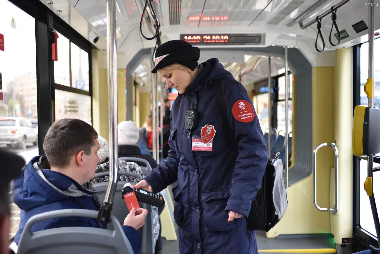 Дней транспортными службами. Контролеры Москва. Контролеры ГУП Мосгортранс. Контролер ГУП Мосгортранс в форме. Контролеры в автобусе в Москве.