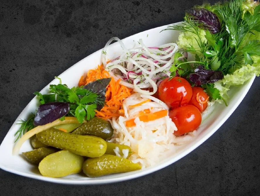 Тарелка разносолов. Закуски ассорти разносолов. Тарелка с соленьями. Маринованные закуски фото. Салат ассорти.