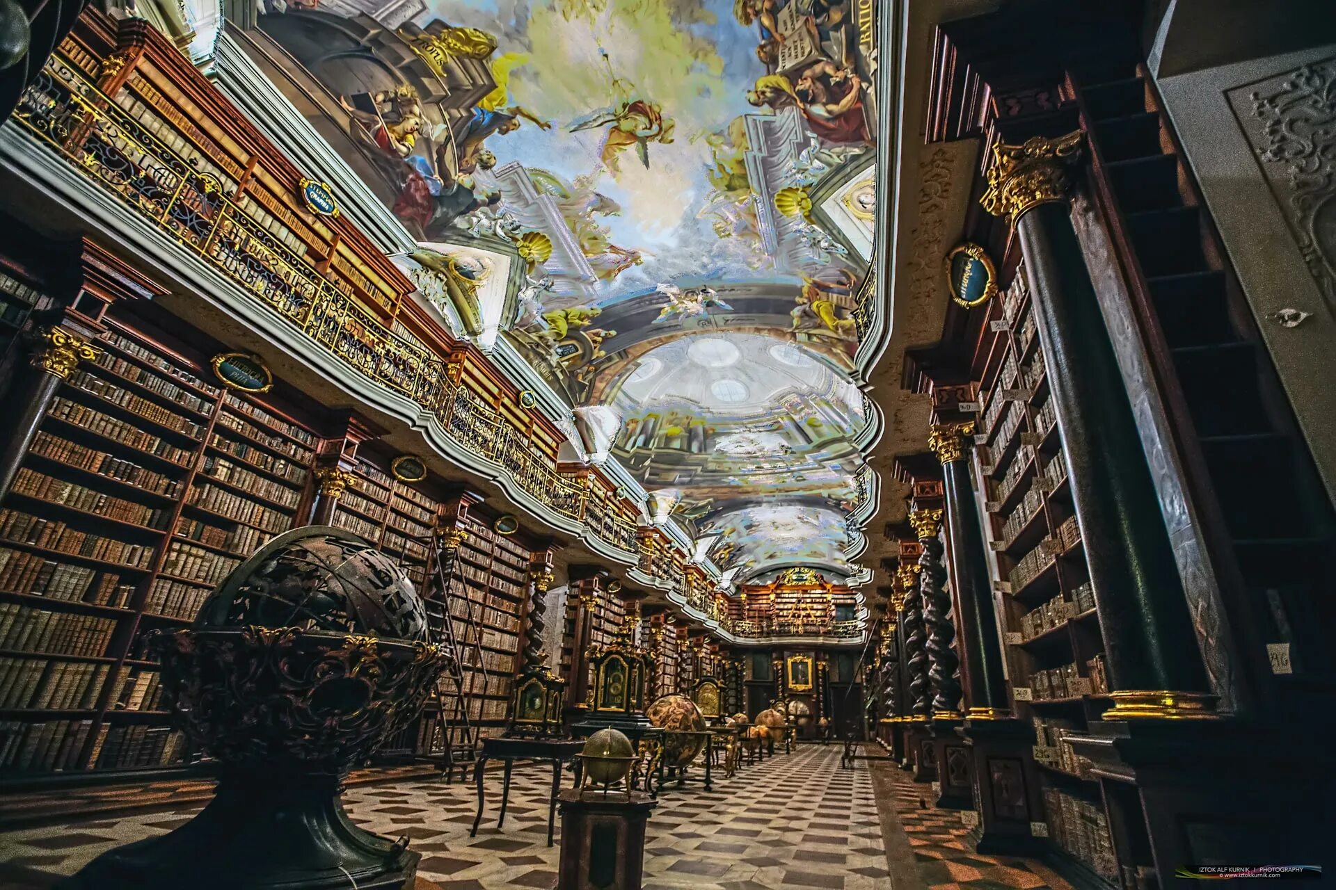 Библиотека в ней находится. Пражская библиотека Клементинум. Библиотека в Праге Клементинум. Библиотека Клементинум Прага Чехия. Национальная библиотека Прага Клементинум.