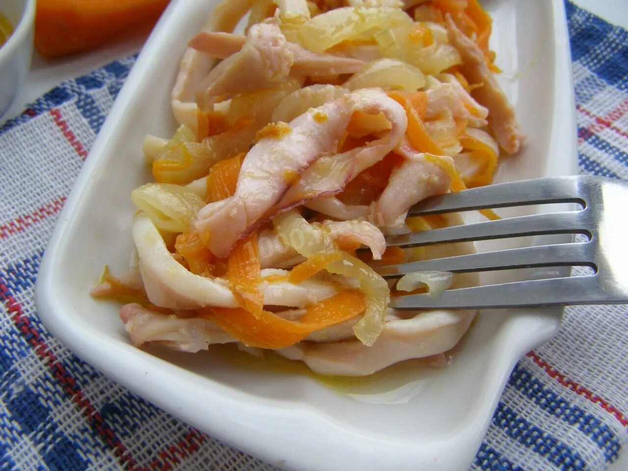 Приготовление кальмаров с луком. Кальмары с луком и морковью. Кальмары тушеные с луком и морковью. Кальмары с морковью и луком на сковороде. Кальмар п п.