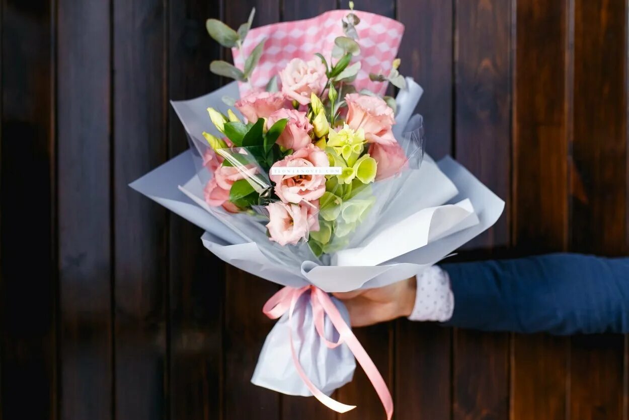 Цветочный комплимент. Стильный маленький букет. Мини букет гипсофилы. Мини комплименты. Мини букет из цветов.