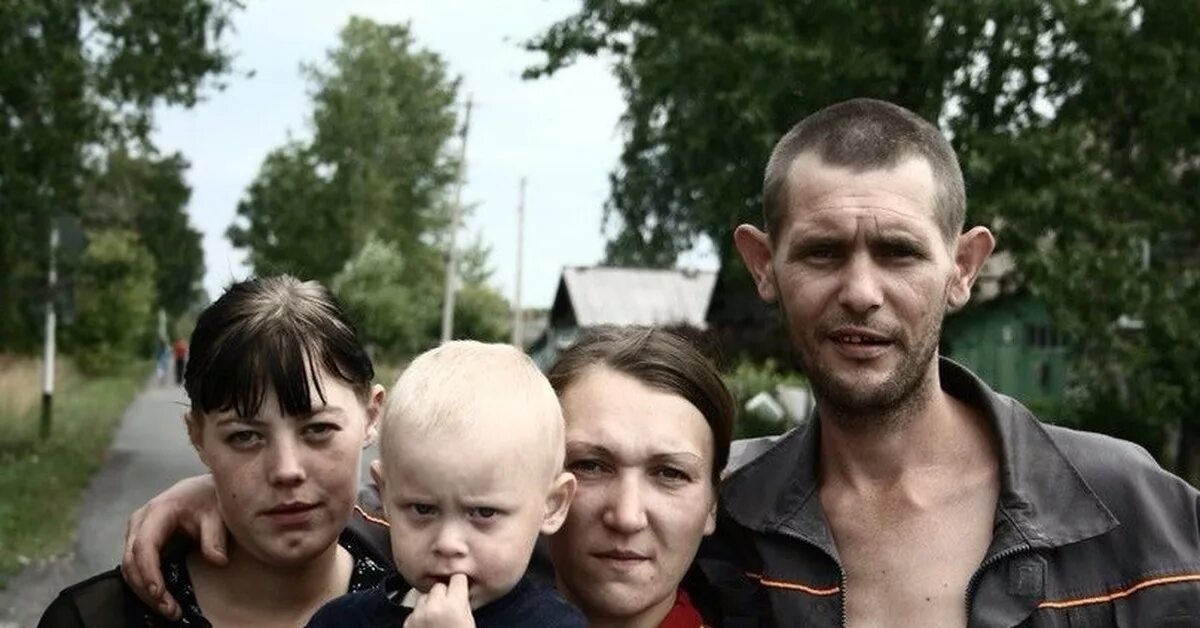Семья пьяниц. Мамаша с пивом и ребенком. Многодетная семья алкашей. Семейка алкашей. Семья пьяниц.