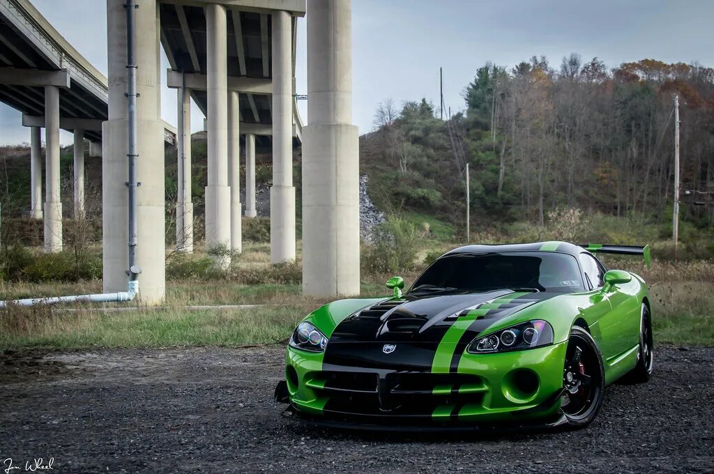 Viper green. Додж Вайпер. Додж Вайпер зеленый. Dodge Viper srt 10 ACR-X. Dodge Viper ACR.