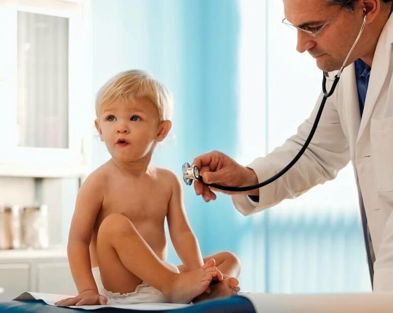 Врач который проверяет половые органы. Детский уролог. Осмотр ребенка. Мальчик у врача. Врач осматривает мальчика.