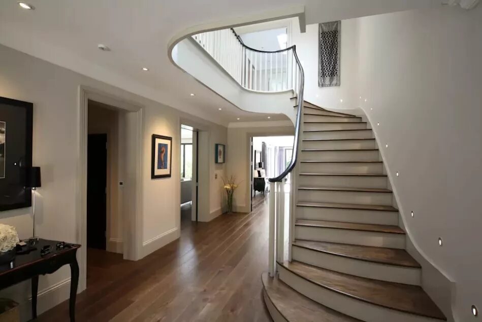 Прихожая с лестницей. Лестница в доме в современном стиле. Интерьер холла с лестницей. Интерьер холла с лестницей в частном доме.