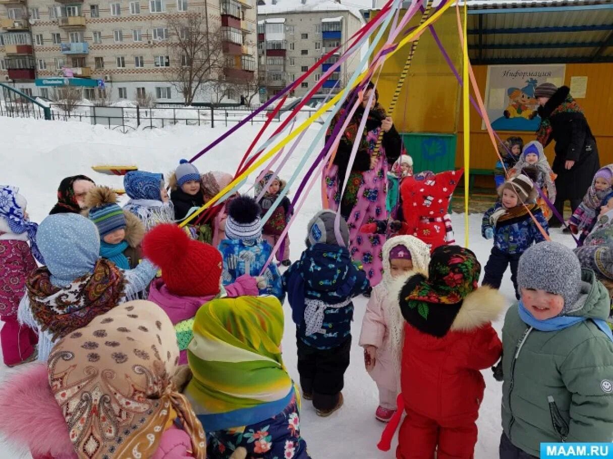 Сценарий масленица 2 младшая группа. Масленица в младшей группе детского. Украшение группы к Масленице. Масленица первая младшая. Украшение группы к Масленице в детском саду.