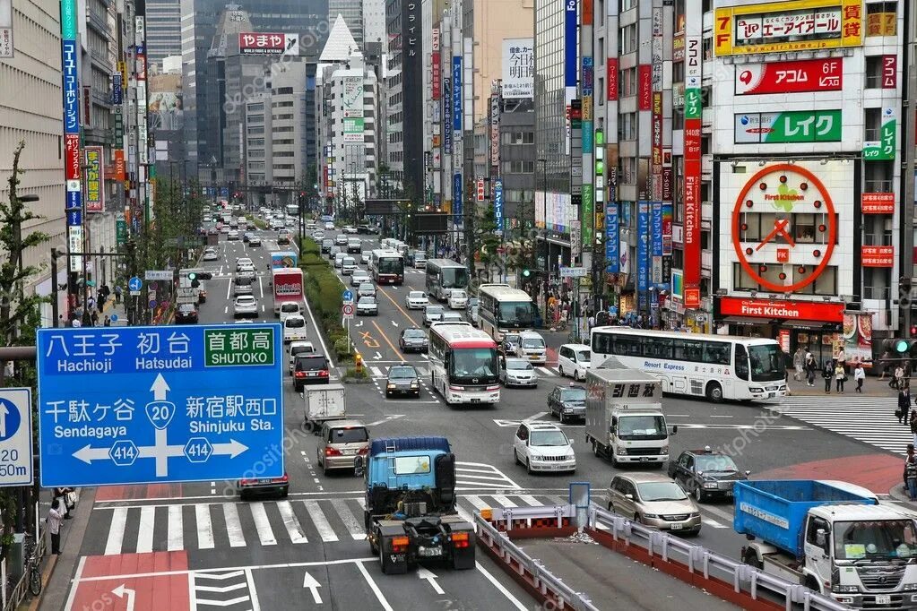 Почему в японии левостороннее. Левостороннее движение в Японии. В Японии левостороннее движение или правостороннее. Левостороннее движение в Токио. Дорога в Японии левостороннее движение.
