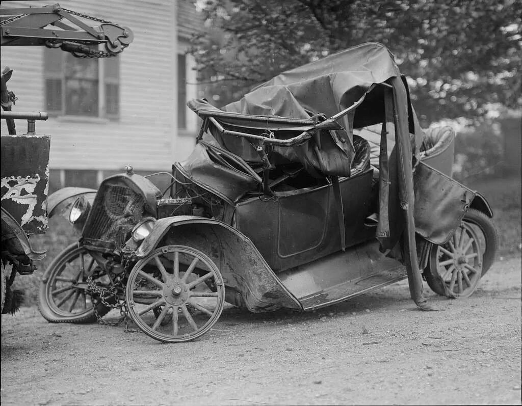 Look that car over there crash. Ford t аварии. Ford model t 1950. Старинные автомобили. Самая Старая машина.