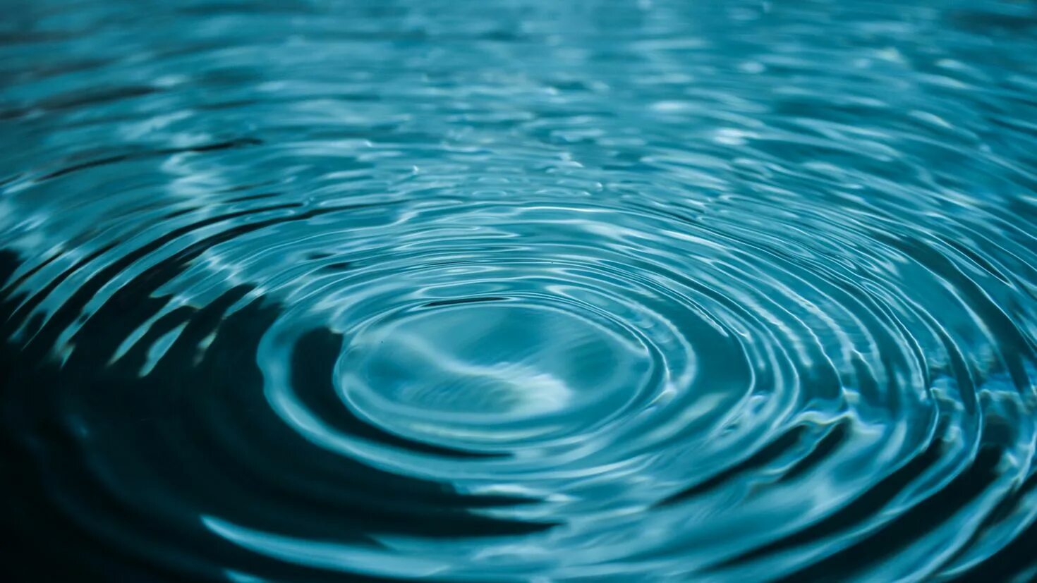 Круги на воде. Вода картинки. Поверхность воды. Синяя вода. Звуковая волна под водой