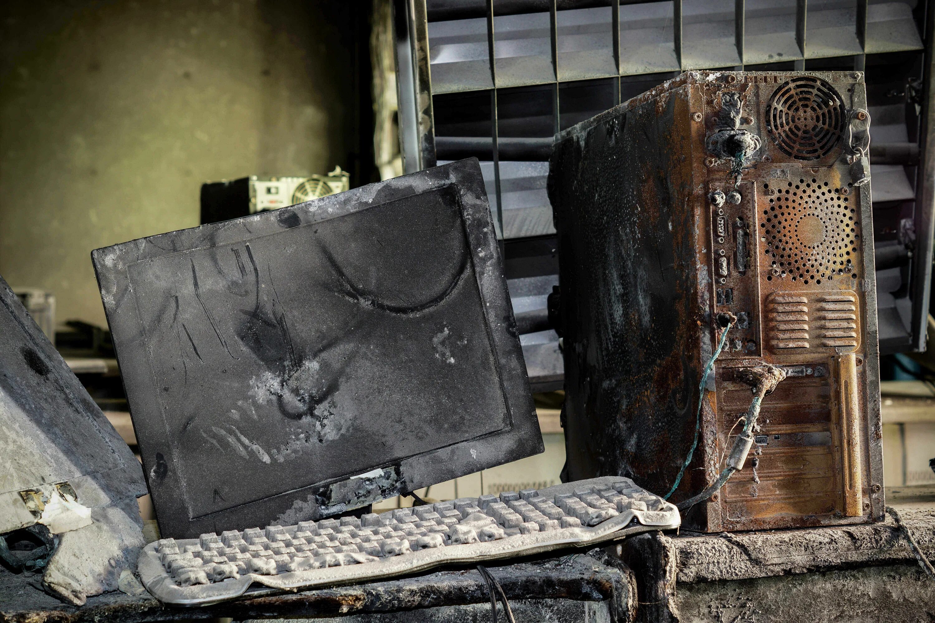 Горящий компьютер. Комп взорвался. Может ли загореться компьютер. Комп горит. Сгоревший ноутбук.