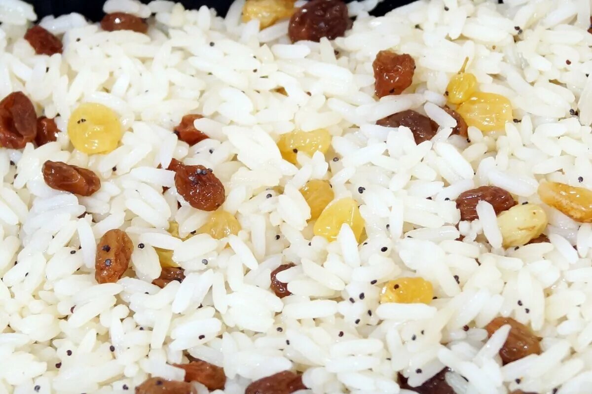 На поминки рис с изюмом как называется. Кутья поминальная. Кутья с рисом. Кутья на поминки. Рис с изюмом на поминки.