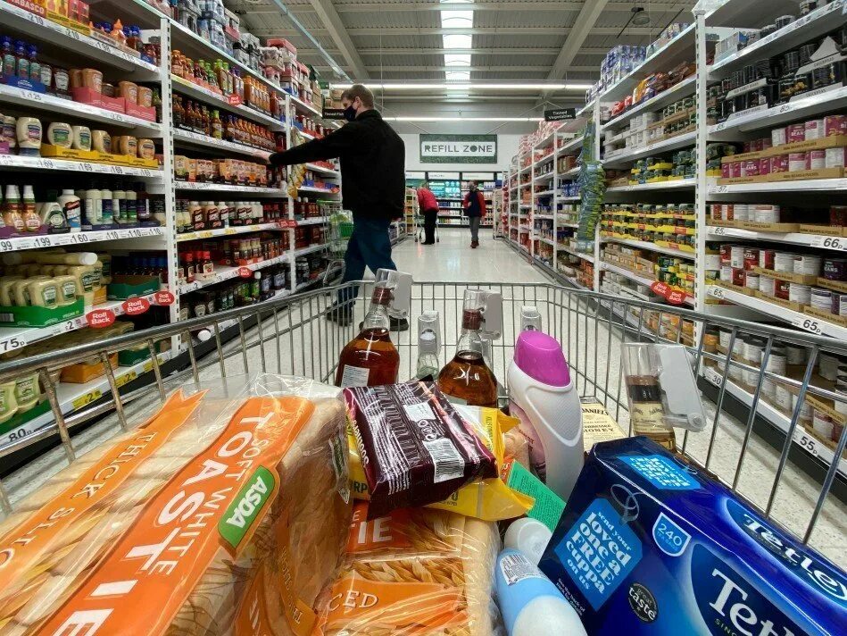 Набор продуктов для пенсионеров. Полный холодильник продуктов. Продамся за еду. Пакеты для продуктов. Люди зимой в магазине.