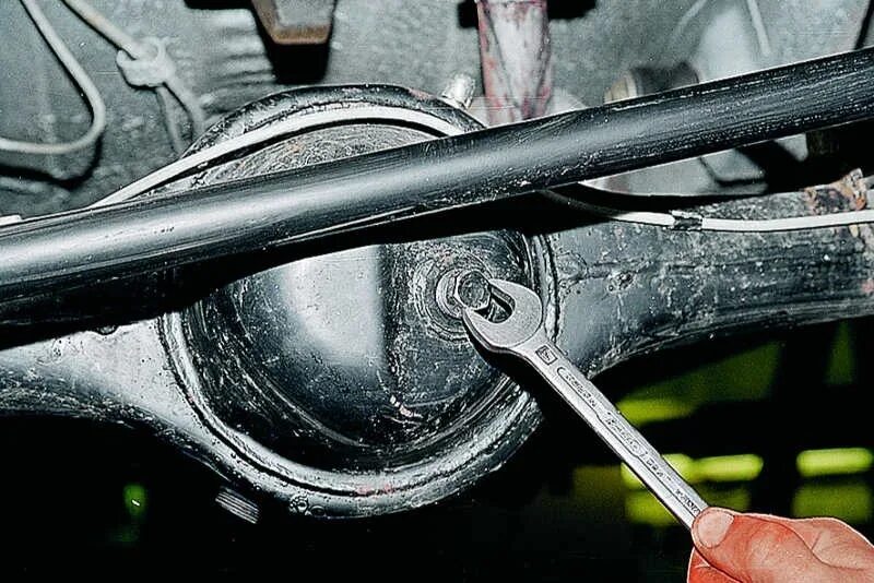 Заливная пробка заднего моста ваз 2107. Уровень масла в заднем мосту. Зил 131 передний редуктор уровень масла. Уровень масла в мосту. Уровень масла в заднем мосту.