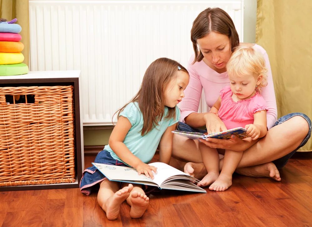 Родители рассказывают детям. Чтение для детей. Дети читают. Воспитание ребенка. Чтение родителей и детей.