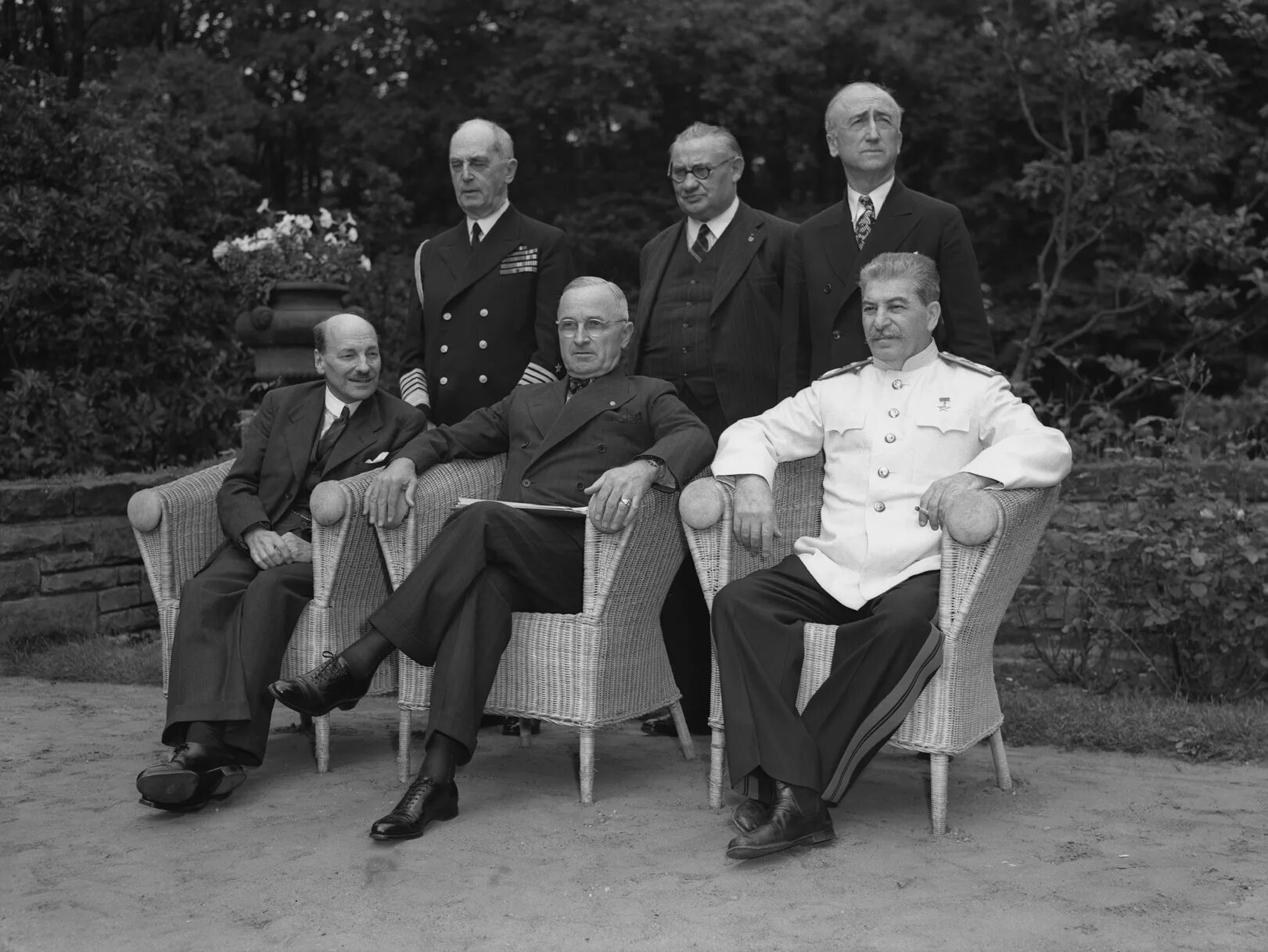 Потсдамская конференция союзников. Потсдамская конференция 1945. Потсдамская конференция 1945 Сталин Трумэн Эттли. Потсдамская конференция, 17 июля - 2 августа 1945.. Гарри Трумэн на Потсдамской конференции.
