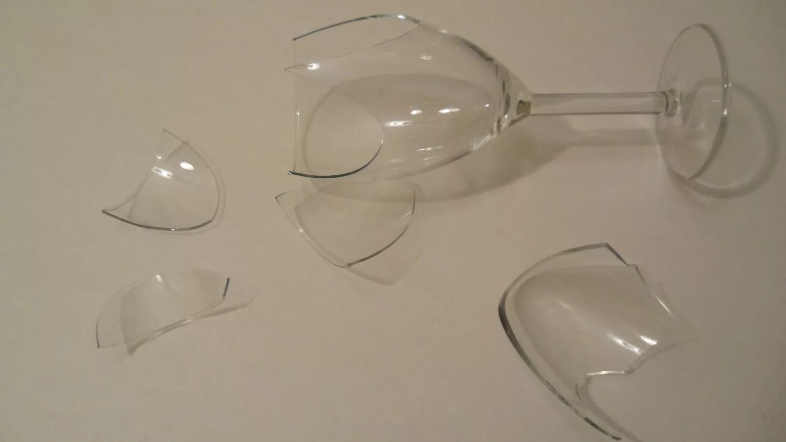Разбитые бокалы. Разбитый стакан. Битые бокалы. Разбитое стекло бокал.