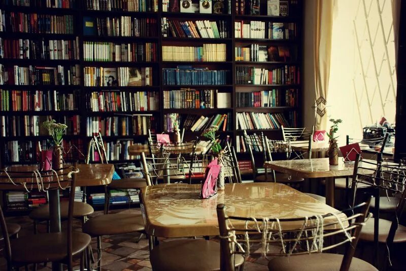 Книжное кафе. Кофейня с книжными полками. Кафе библиотека. Кафе с книгами.