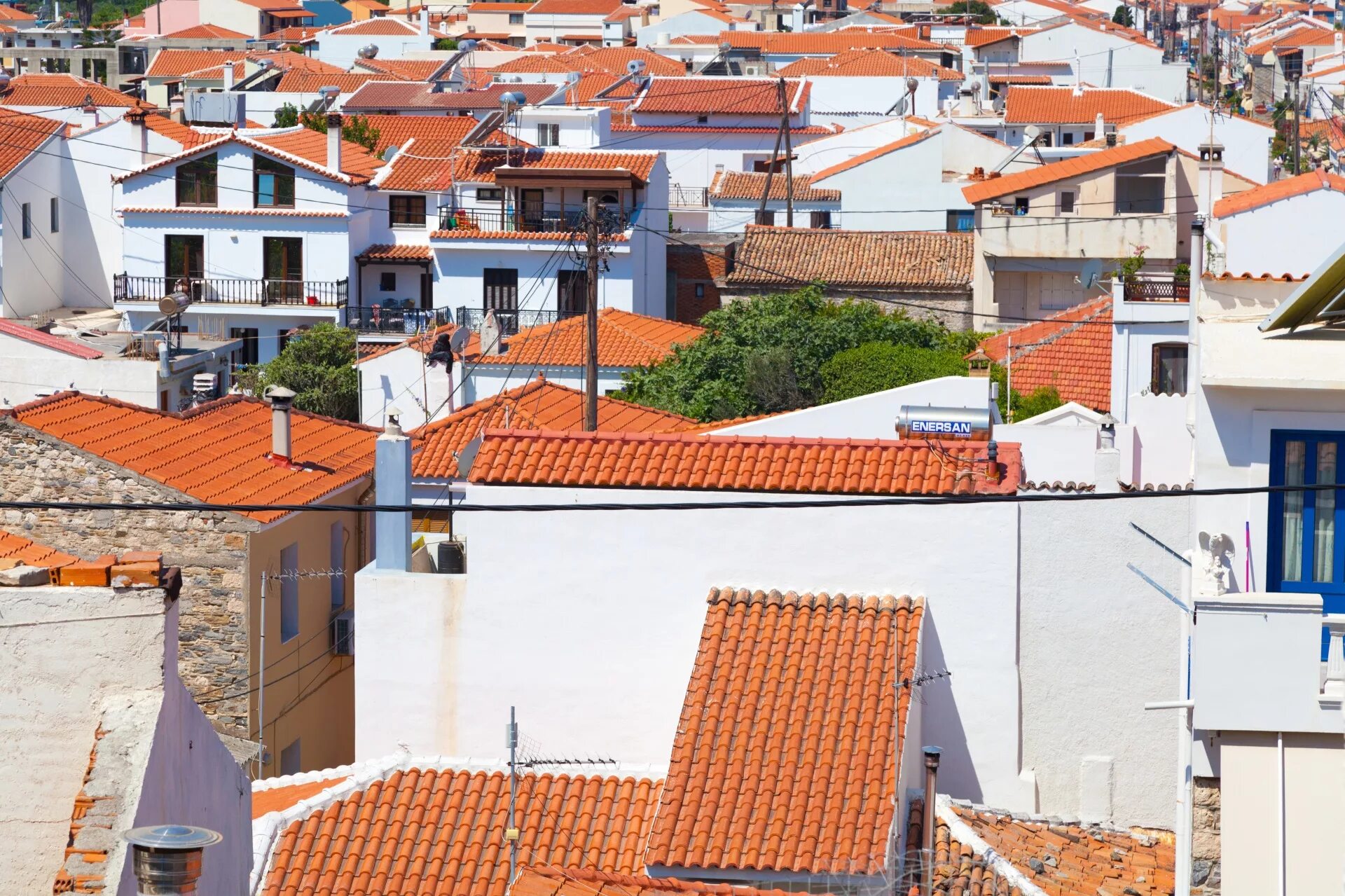 Гаражи греции. Греция терракота крыши. Крыши домов в Греции. Греция дома с красными крышами. Греция крыши домиков.