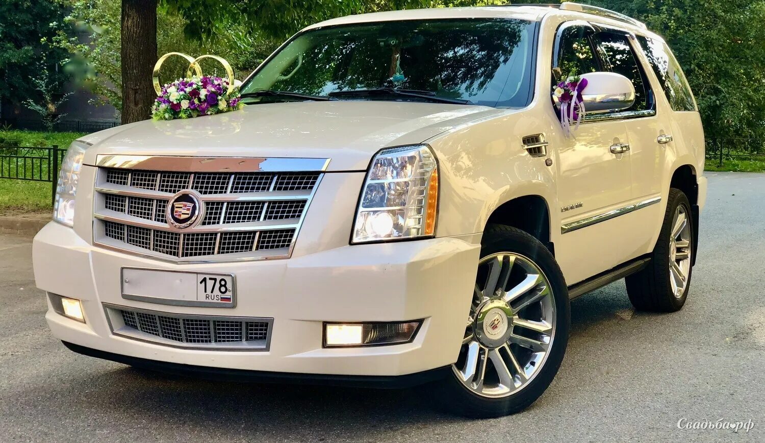 Черный cadillac спереди. Лимузин эскалейд белый. Желтый кадиллак аренда. Аренда cadillac. Кадиллак эскалейд белый.