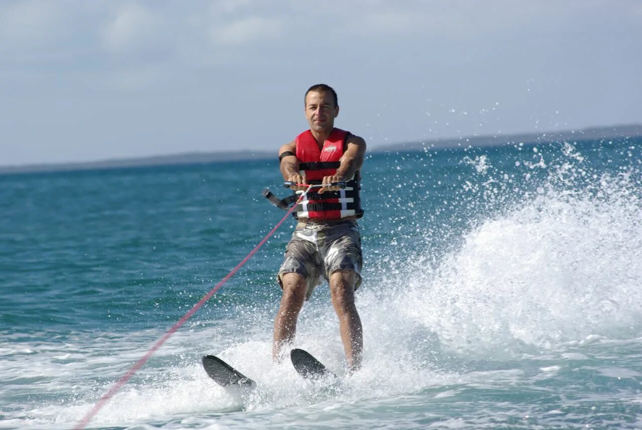 Do water sports. Воднолыжный слалом. Ральф Самуэльсон водные лыжи. Водные лыжи. Человек на водных лыжах.