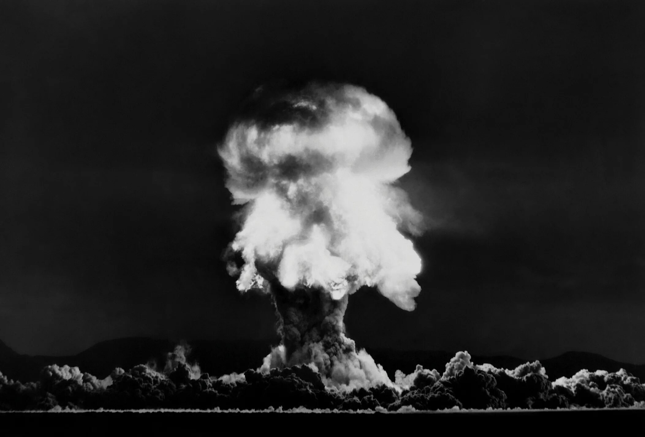 Продукты ядерного взрыва. Ядерная бомба и ядерный взрыв. Взрыв ядерной бомбы. Ядерный взрыв Эстетика. Ядерный взрыв черно белый.