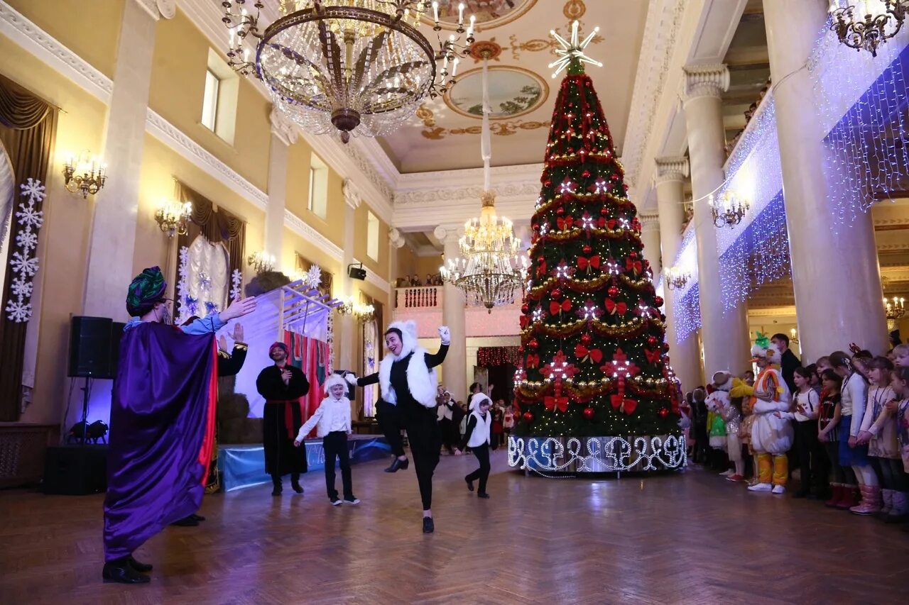 Губернаторская елка воронеж. Игрушки на губернаторскую ёлку. Театр оперы и балета губернаторская елка. Губернаторская елка 2023 омск. Губернаторская ёлка девочки.