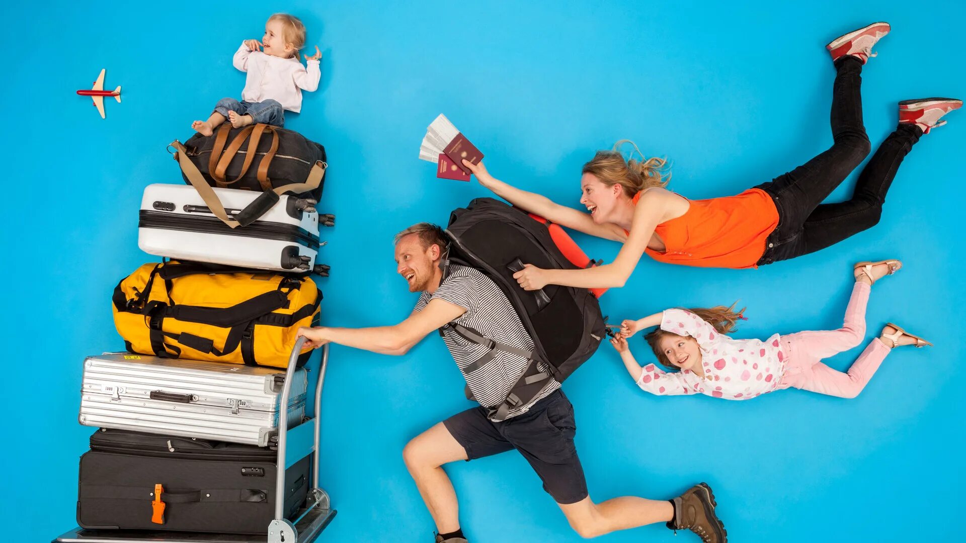 Going on holiday. Чемодан для путешествий с детьми. Собираемся в путешествие. Семья с чемоданами. Семья в отпуске.
