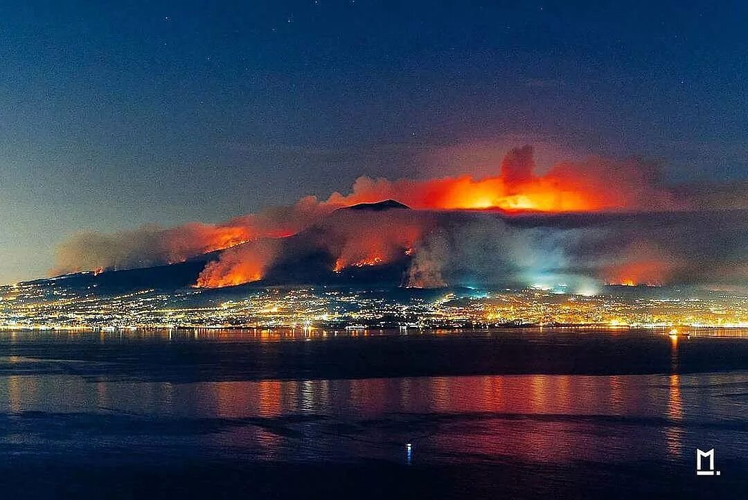 Mt vesuvius. Вулкан Везувий в Италии. Вулкан Везувий Италия извержение. Неаполь Везувий. Неаполь вулкан Везувий извержение.