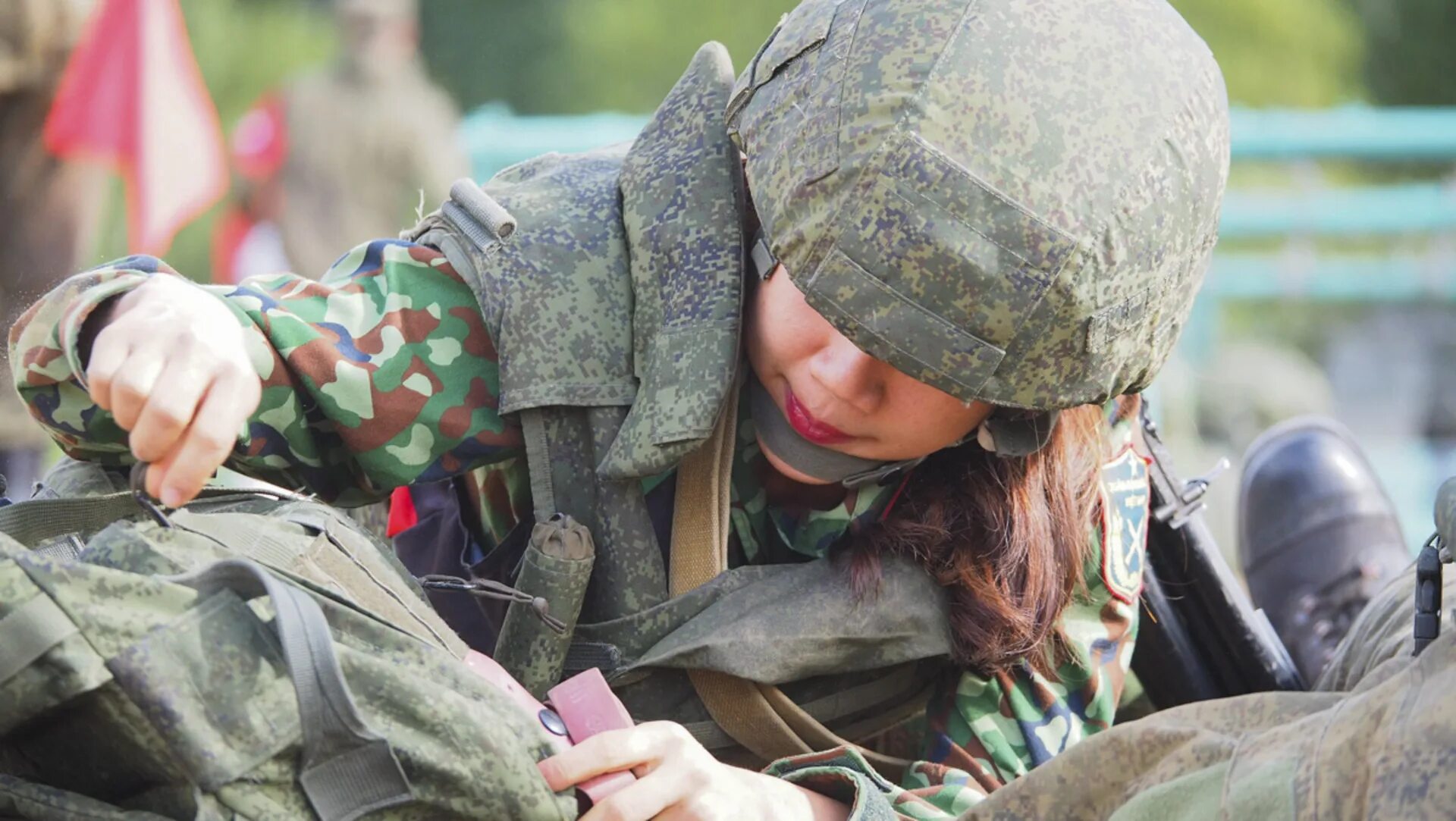 Одежду раненых. Военные медики женщины. Девушка военный медик. Женщина военный врач. Русский военный медик женщина.