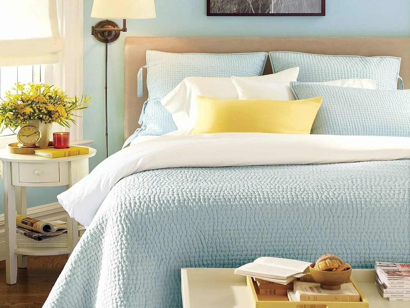 Сочетание голубого в интерьере. Желто голубая спальня. Текстиль в интерьере спальни. Спальня в желто голубом цвете.