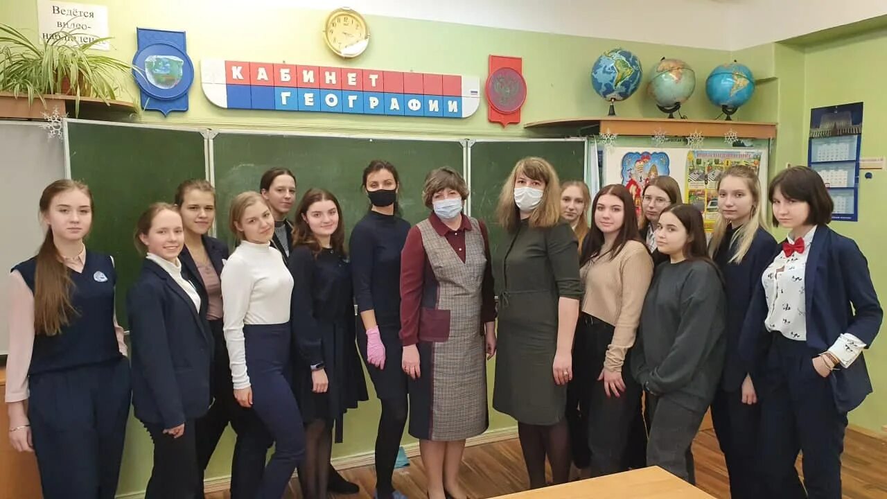 Школа 216 заречный. Класс в школе. Сотрудники школы. Учитель и дети. Дети в школе.