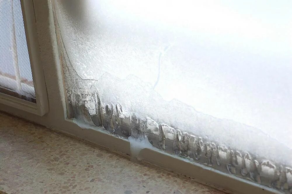 Почему на стекле окна образуется лед. Промерзают пластиковые окна. Промерзают пластиковые окна на балконе. Обледеневшее пластиковое окно. Промерзают пластиковые окна в квартире.