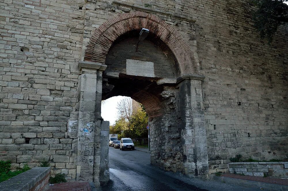 Золотые ворота в константинополе византия реконструкция. Золотые ворота константинополя реконструкция. Силиврийские ворота константинополя. Золотые ворота константинополя. Золотые ворота стамбул.