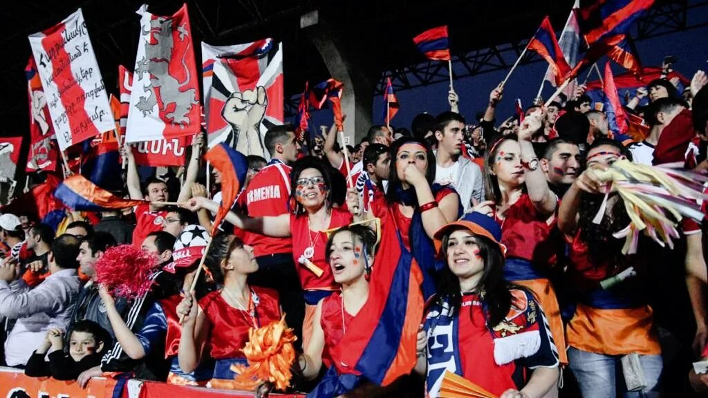 Armenian football. Армянские футбольные болельщики. Футболка сборной армении по футболу 2022-2023. Кубок армении по футболу. Армянские болельщицы.