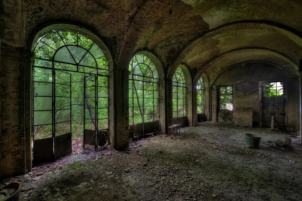 заброшенный замок гросс гермерслебен. заброшенные места. заброшенные места планеты. заброшенный замок дуналастер шотландия. заброшенное здание.