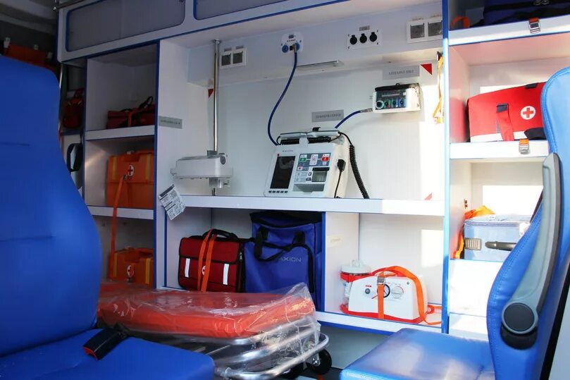 Оснащает внутри. Машина скорой помощи внутри. Оснащение машины скорой помощи. Оснащение автомобиля скорой помощи. Оснащение автомобиля скорой помощи.