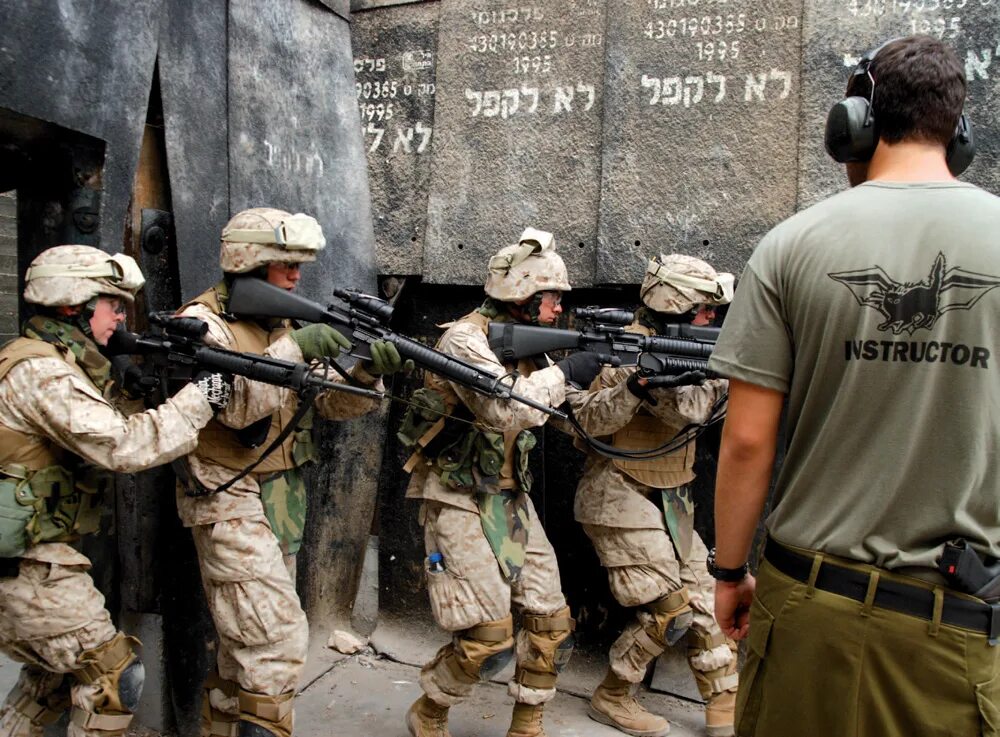 Американцы в израиле. Морпехи Израиля. Американский солдат и израильтянка. Мародерство американских солдат. Британский солдат в Израиле.