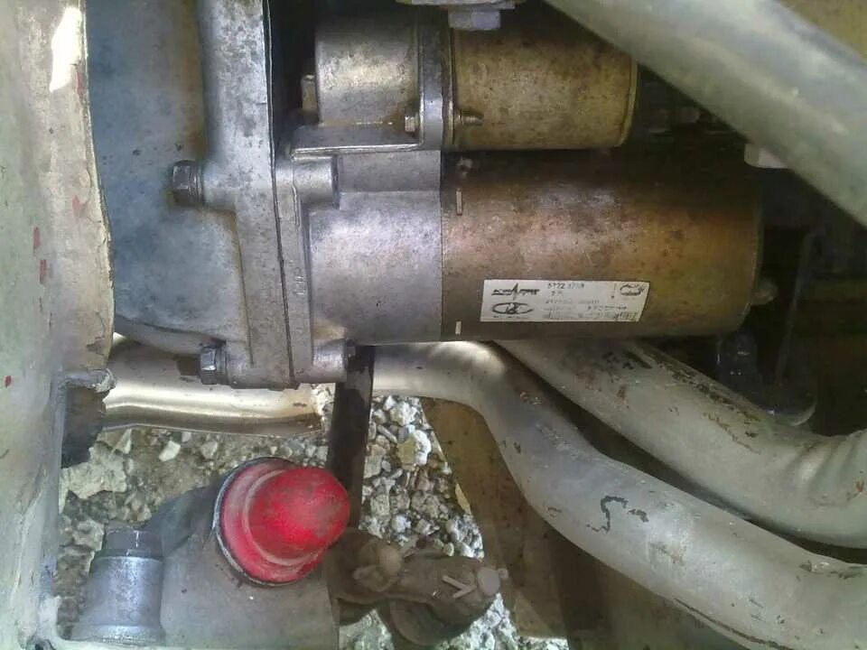 Расположение стартера ваз 2107 карбюратор. Гайка на стартер ваз 2107. Крепление стартера ваз 2107 инжектор. Как поменять стартер 2107. Ваз 2104 инжектор защита стартера.