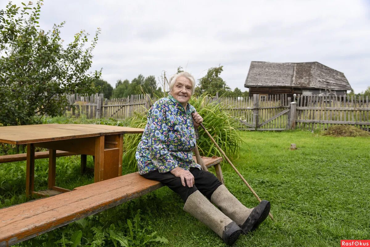 Бабушка село. Деревенская бабушка. Старушки на даче. Деревенская старушка. Бабушка в деревне.