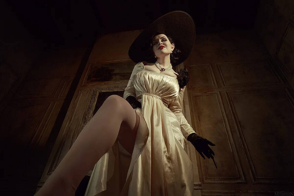 Resident evil 8 дочери леди димитреску. Resident evil village леди димитреску cosplay. Дочери леди димитреску даниэла. Резидент дочери леди димитреску. Resident evil 8 village леди димитреску.