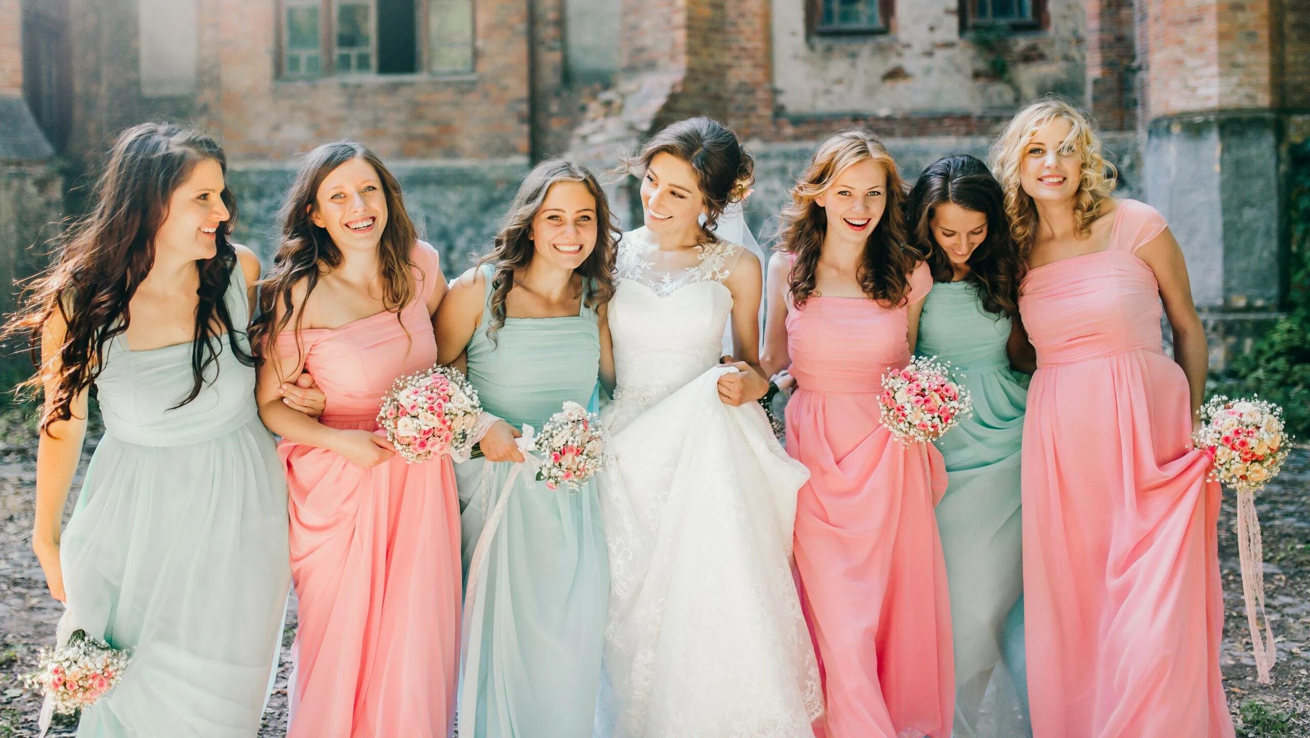 Была на свадьбе у подруги. Костелло Джейн подружки невесты. Подружки невесты в розовых платьях. Платье на свадьбу для подружки. Подруги невесты на свадьбе.