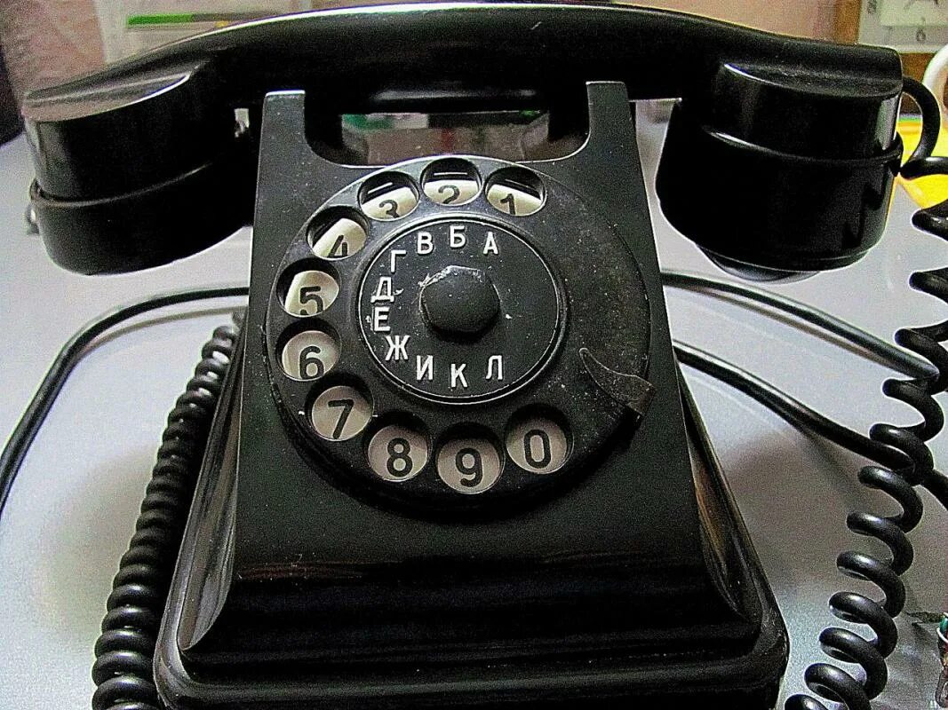 Старый телефонный аппарат. Советский телефонный аппарат. Телефонный аппарат с номеронабирателем. Телефонный диск. Покой 40 телефон