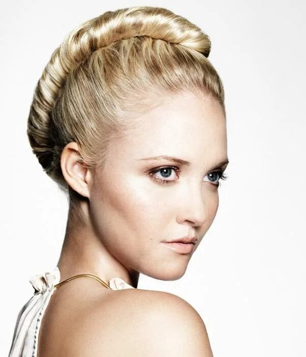 причёски 2010-х годов. 2010 год прически. Volume hair styling. прическая острые волосы. прически 2010.