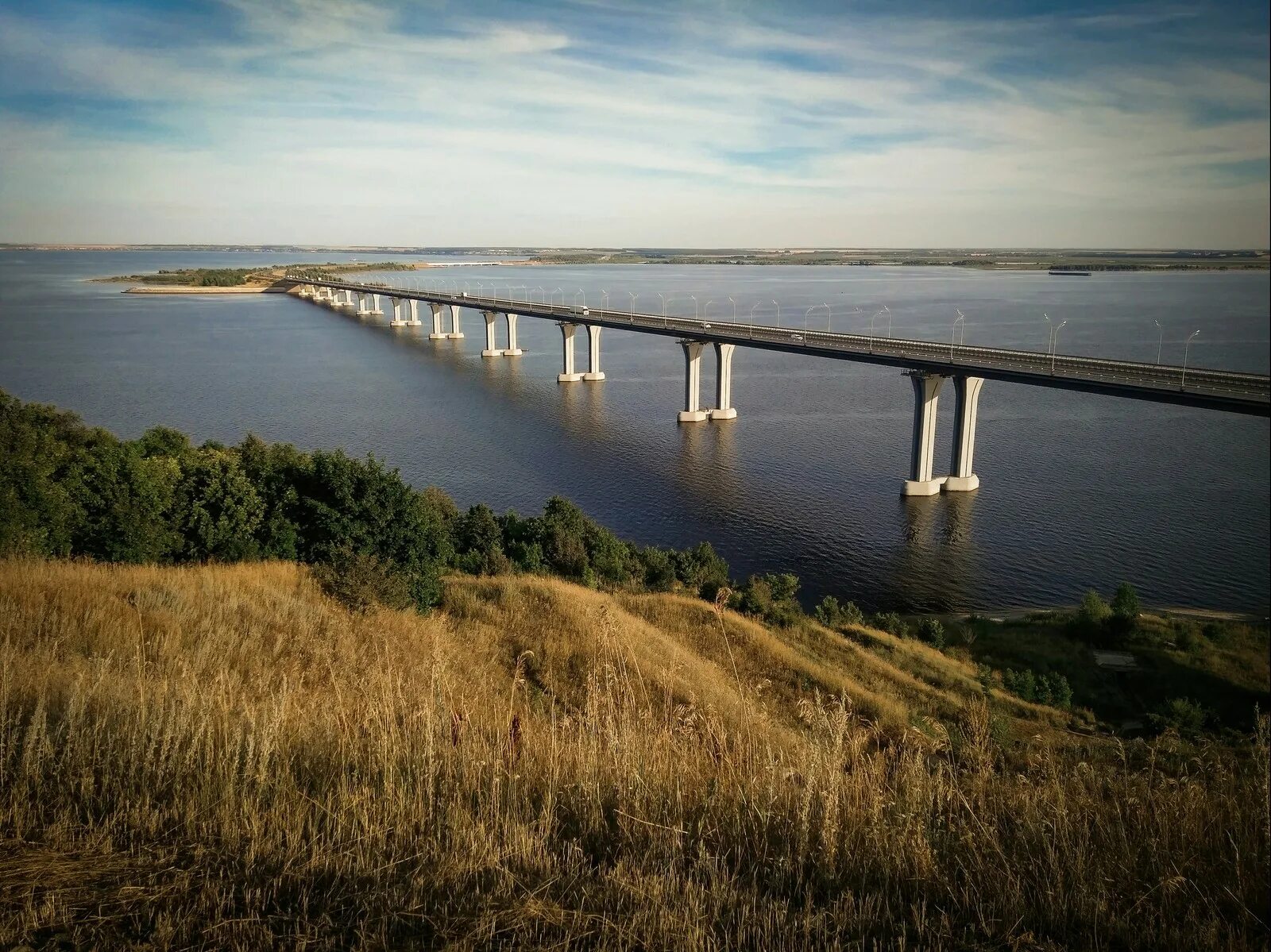 Река волга в татарстане. Река Кама в Татарстане. Сорочьи горы Татарстан. Мост Сорочьи горы Татарстан. Река Кама Сорочьи горы.