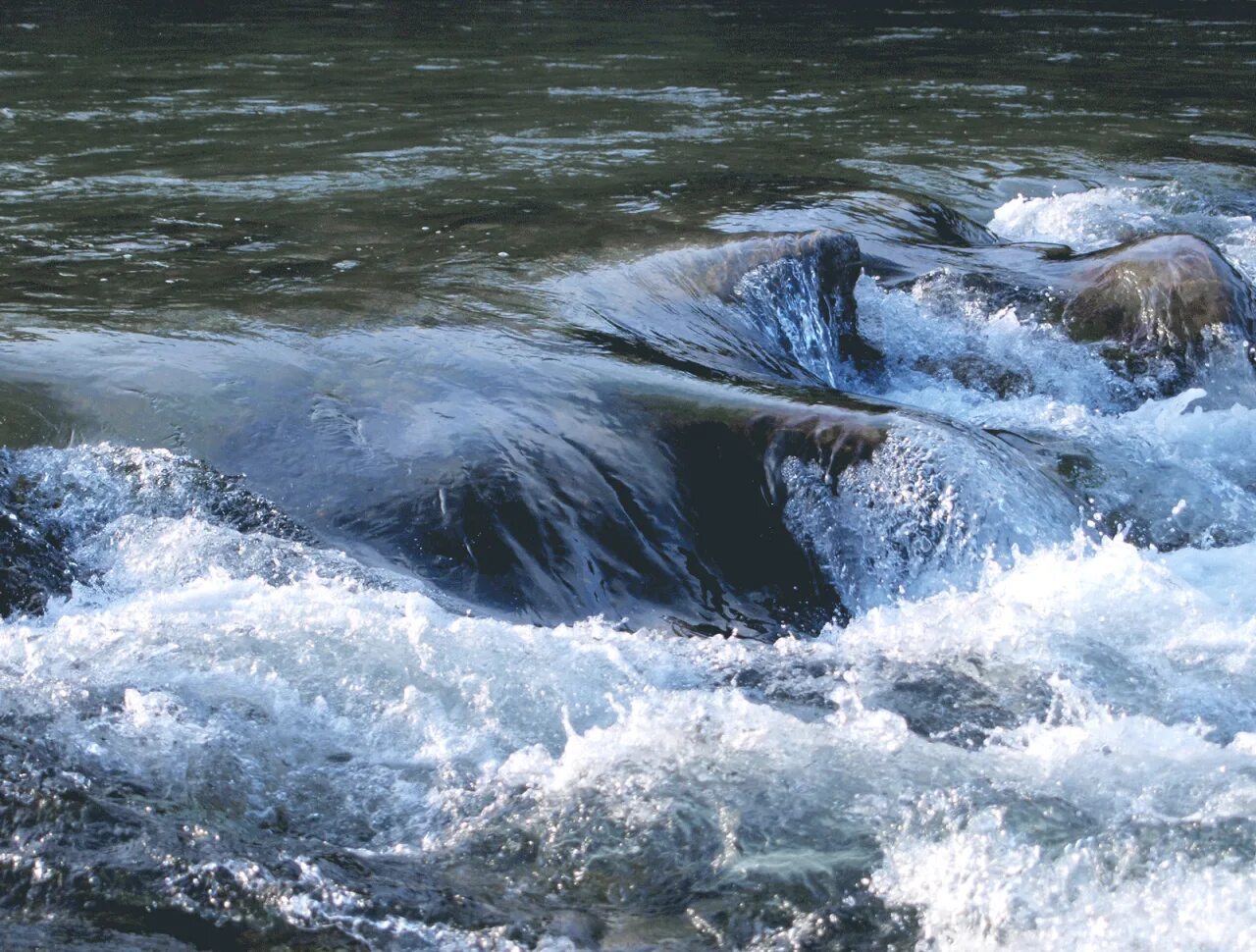 Реки воды живой. Течение воды. Текущая вода. Бурная вода. Сильно течет на большом