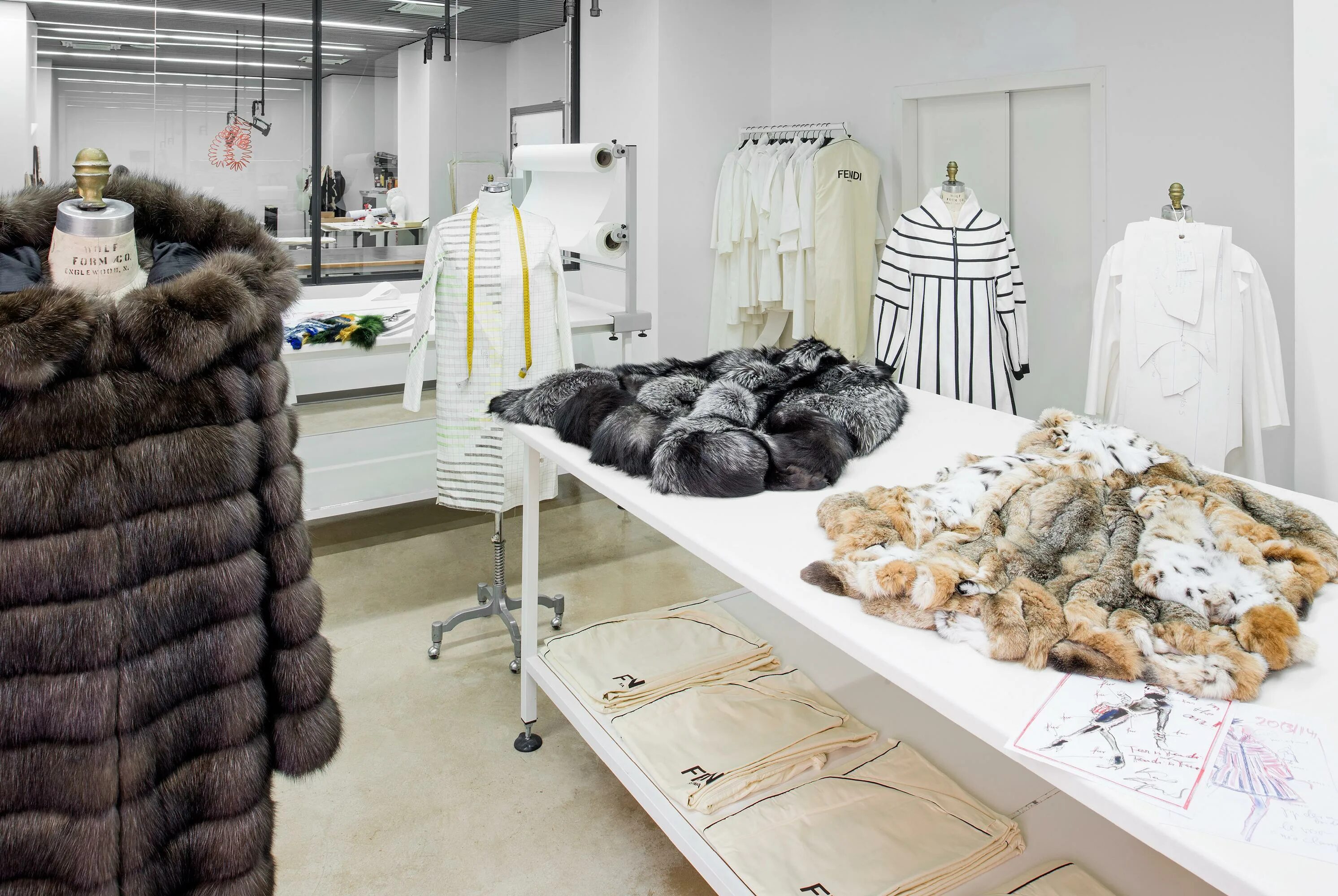 Шкурки меховые выделанные. Ателье меховых изделий. Ателье шуб. С помощью мехов. С помощью мехов.