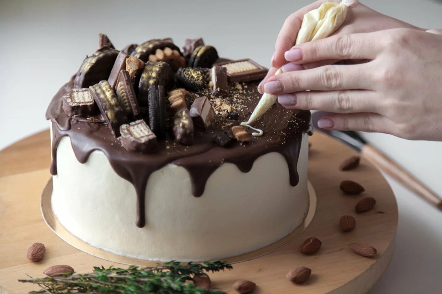 Украшение торта. Украшение торта шоколадом. Торт с шоколадным декором. Украшение торта шоколадом и конфетами. Как сделать подтеки глазурью