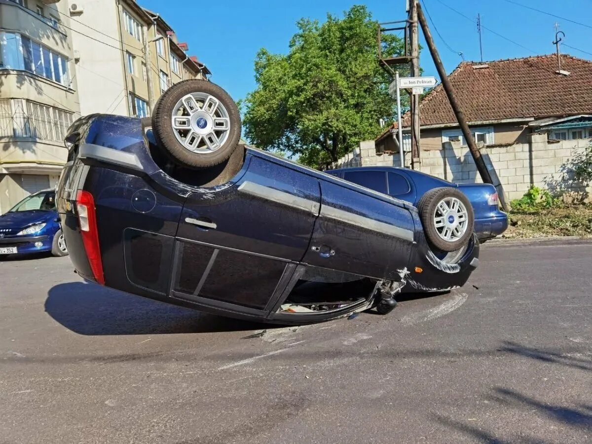 Автомобиль переворачивался