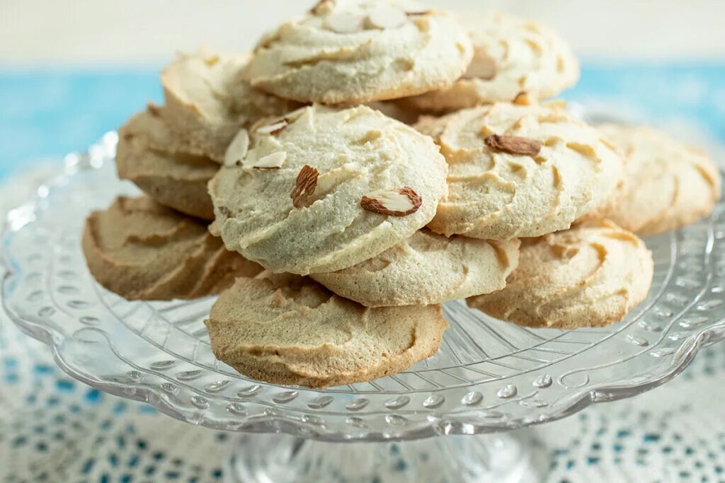 Amygdalota. Merengue cookies. Greece cookies.